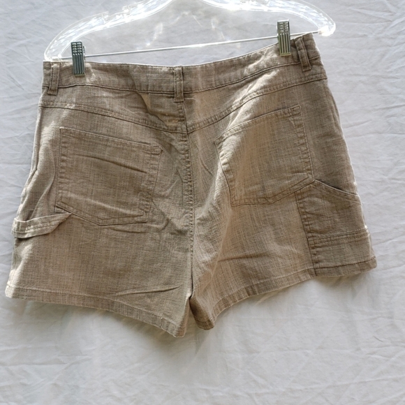 Shorts - Picture 3 of 4